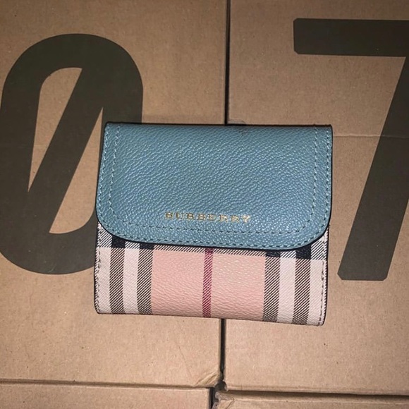 Burberry wallet - Picture 1 of 3
